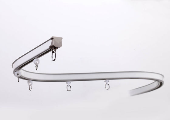 Un buen precio. S dobla los carriles de cortina Bendable blancos y color negro En línea